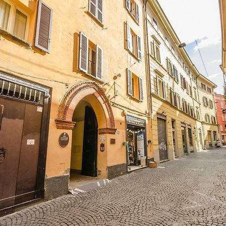 Lupari Apartment, Palazzo Storico Sotto Le Due Torri Болоня Екстериор снимка