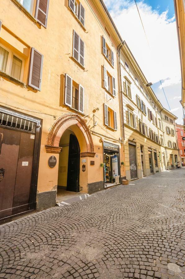 Lupari Apartment, Palazzo Storico Sotto Le Due Torri Болоня Екстериор снимка